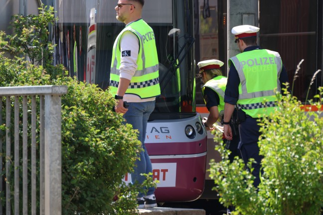 Notarzthubschrauber im Einsatz: 13-Jähriger in Leonding von Straßenbahn erfasst
