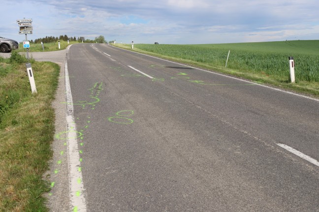 Tdlicher Motorradunfall: Motorradlenker nach Sturz in Taiskirchen im Innkreis von Auto berrollt