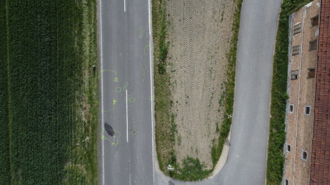 Tdlicher Motorradunfall: Motorradlenker nach Sturz in Taiskirchen im Innkreis von Auto berrollt