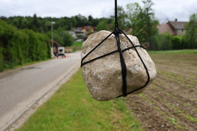 St. Marien: Improvisierte Ersatz-Ortstafel Stein sorgt ber Gemeindegrenzen hinaus fr Schmunzeln