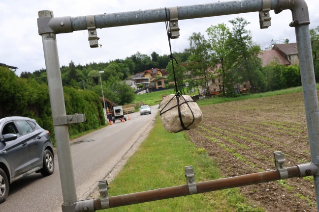 St. Marien: Improvisierte Ersatz-Ortstafel Stein sorgt ber Gemeindegrenzen hinaus fr Schmunzeln