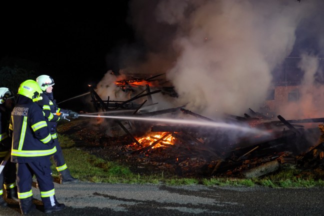 Zehn Feuerwehren bei Brand eines Wirtschaftsgebudes in Kopfing im Innkreis im Einsatz