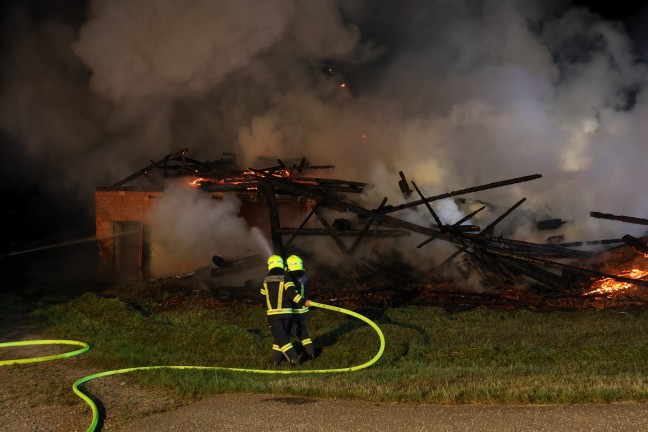 Zehn Feuerwehren bei Brand eines Wirtschaftsgebudes in Kopfing im Innkreis im Einsatz