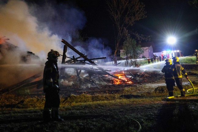 Zehn Feuerwehren bei Brand eines Wirtschaftsgebudes in Kopfing im Innkreis im Einsatz