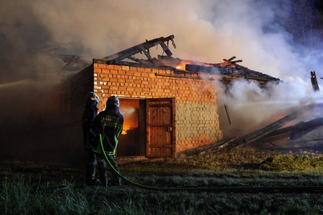 Zehn Feuerwehren bei Brand eines Wirtschaftsgebudes in Kopfing im Innkreis im Einsatz