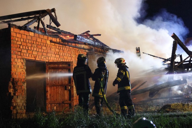 Zehn Feuerwehren bei Brand eines Wirtschaftsgebudes in Kopfing im Innkreis im Einsatz