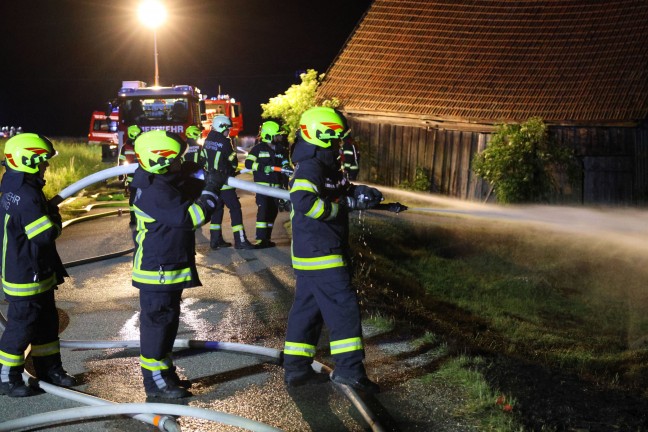 Zehn Feuerwehren bei Brand eines Wirtschaftsgebudes in Kopfing im Innkreis im Einsatz