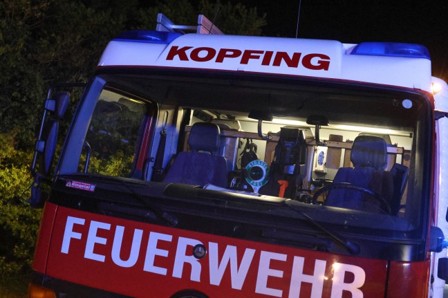 Zehn Feuerwehren bei Brand eines Wirtschaftsgebudes in Kopfing im Innkreis im Einsatz