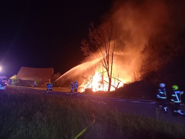 Zehn Feuerwehren bei Brand eines Wirtschaftsgebudes in Kopfing im Innkreis im Einsatz