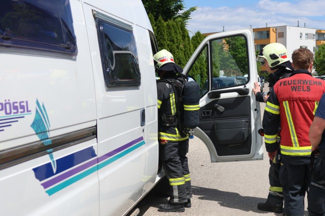 Einsatzkräfte bei gemeldetem stechenden Geruch in Wels-Vogelweide im Einsatz