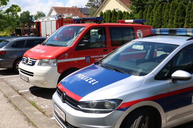 Einsatzkräfte bei gemeldetem stechenden Geruch in Wels-Vogelweide im Einsatz