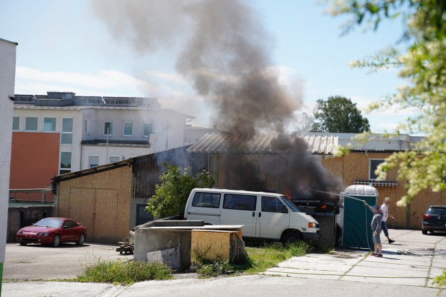 Drei Feuerwehren bei Brand in Leonding im Einsatz