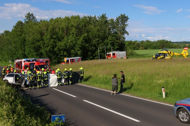 Sieben teils Schwerverletzte bei folgenschwerem Crash auf Kremstalstrae bei Ansfelden