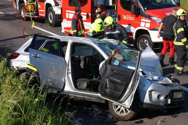 Sieben teils Schwerverletzte bei folgenschwerem Crash auf Kremstalstrae bei Ansfelden