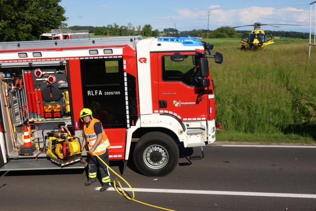 Sieben teils Schwerverletzte bei folgenschwerem Crash auf Kremstalstrae bei Ansfelden