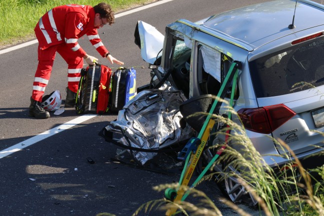 Sieben teils Schwerverletzte bei folgenschwerem Crash auf Kremstalstrae bei Ansfelden