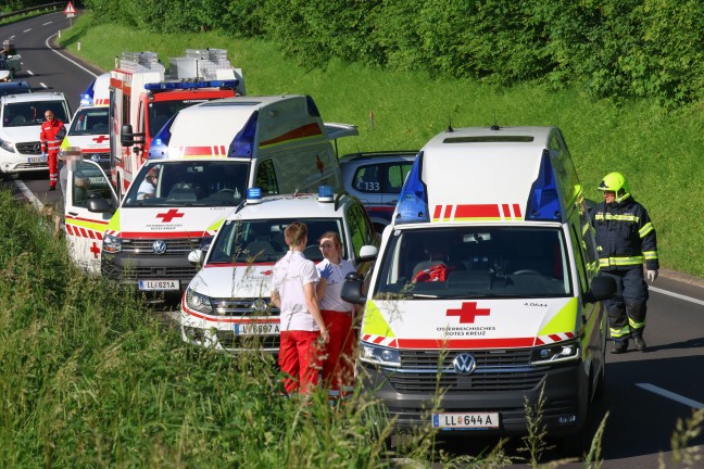 Sieben teils Schwerverletzte bei folgenschwerem Crash auf Kremstalstrae bei Ansfelden