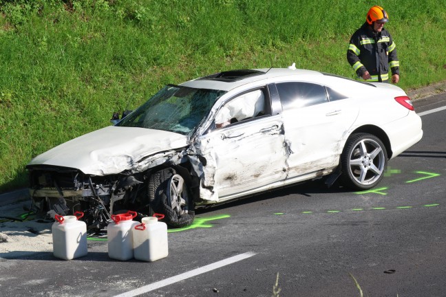 Sieben teils Schwerverletzte bei folgenschwerem Crash auf Kremstalstrae bei Ansfelden