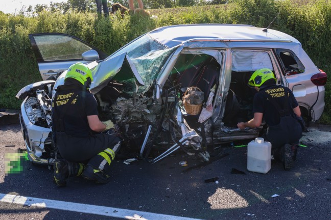 Sieben teils Schwerverletzte bei folgenschwerem Crash auf Kremstalstrae bei Ansfelden