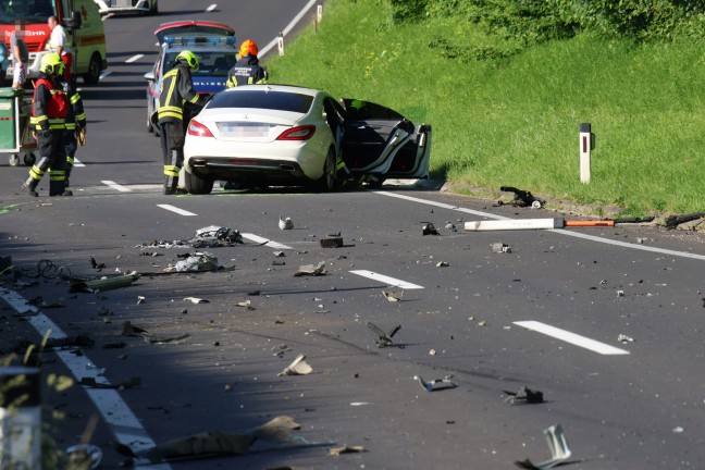 Sieben teils Schwerverletzte bei folgenschwerem Crash auf Kremstalstrae bei Ansfelden