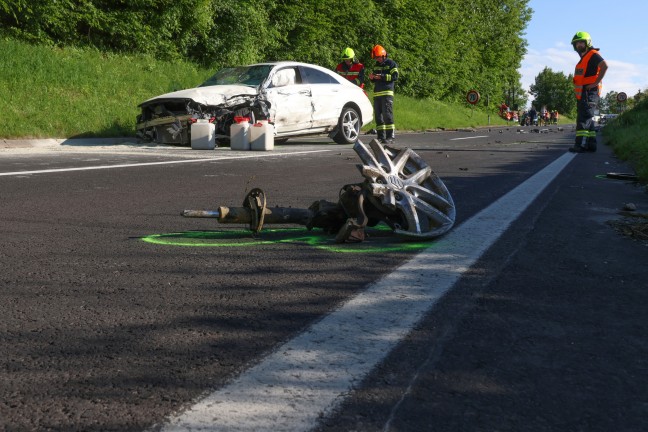 Sieben teils Schwerverletzte bei folgenschwerem Crash auf Kremstalstrae bei Ansfelden