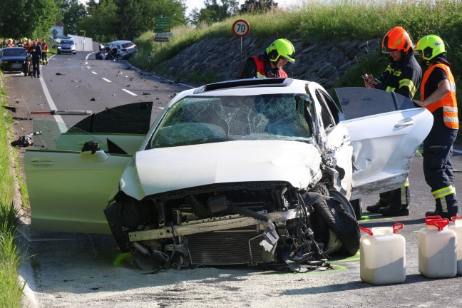 Sieben teils Schwerverletzte bei folgenschwerem Crash auf Kremstalstrae bei Ansfelden