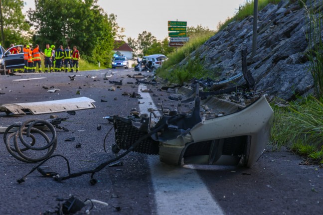 Sieben teils Schwerverletzte bei folgenschwerem Crash auf Kremstalstrae bei Ansfelden