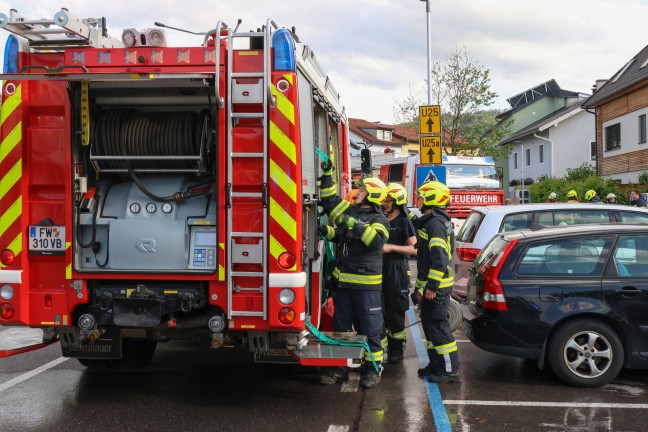 Brand eines Autos in einer Tiefgarage eines Mehrparteienwohnhauses in Schrfling am Attersee