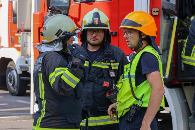 Brand eines Autos in einer Tiefgarage eines Mehrparteienwohnhauses in Schrfling am Attersee