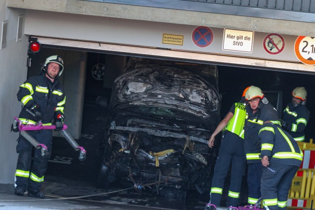 Brand eines Autos in einer Tiefgarage eines Mehrparteienwohnhauses in Schrfling am Attersee