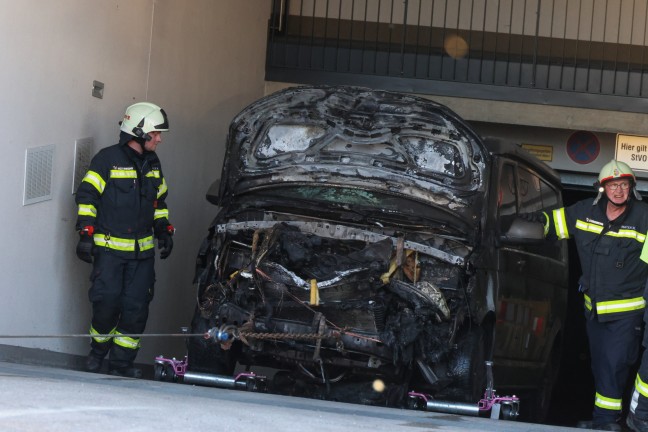 Brand eines Autos in einer Tiefgarage eines Mehrparteienwohnhauses in Schrfling am Attersee