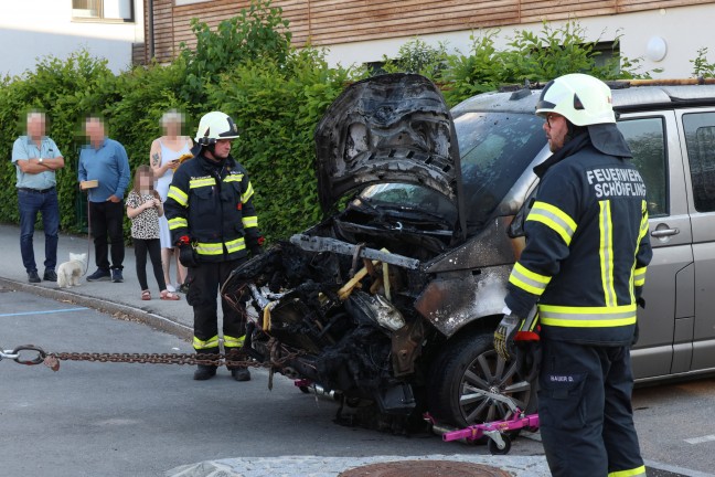 Brand eines Autos in einer Tiefgarage eines Mehrparteienwohnhauses in Schrfling am Attersee