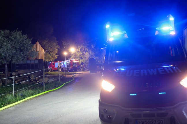 Neun Feuerwehren bei Brand eines alten Stadels in Diersbach im Einsatz