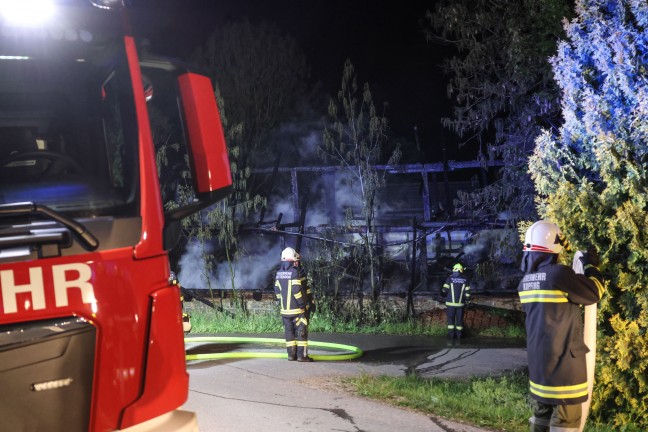 Neun Feuerwehren bei Brand eines alten Stadels in Diersbach im Einsatz