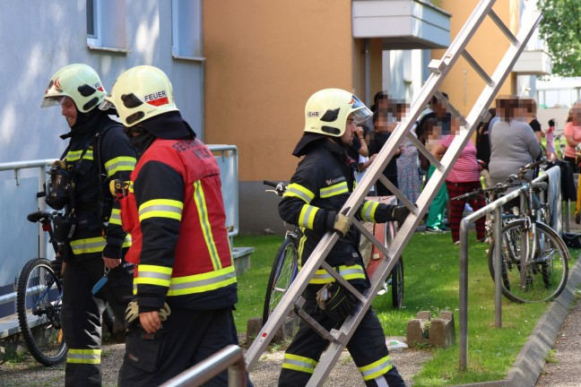 Schaulustige im Weg: Einsatz bei angebranntem Kochgut in einer Wohnung in Wels-Vogelweide