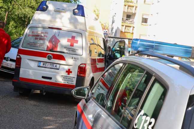 Schaulustige im Weg: Einsatz bei angebranntem Kochgut in einer Wohnung in Wels-Vogelweide