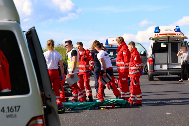 Moped kracht gegen PKW: Verkehrsunfall in Wels-Puchberg fordert drei Verletzte