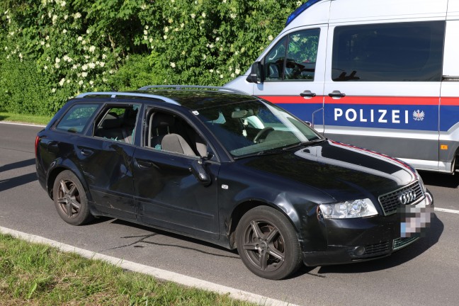 Moped kracht gegen PKW: Verkehrsunfall in Wels-Puchberg fordert drei Verletzte