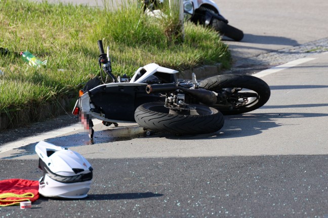 Moped kracht gegen PKW: Verkehrsunfall in Wels-Puchberg fordert drei Verletzte