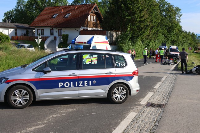 Moped kracht gegen PKW: Verkehrsunfall in Wels-Puchberg fordert drei Verletzte