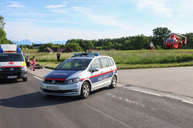 Moped kracht gegen PKW: Verkehrsunfall in Wels-Puchberg fordert drei Verletzte