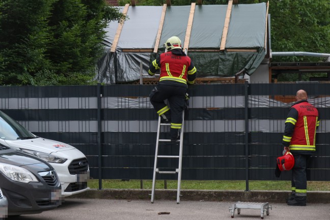 Kleinbrand auf einem Grundstück durch Reste eines Grillfestes in Wels-Lichtenegg