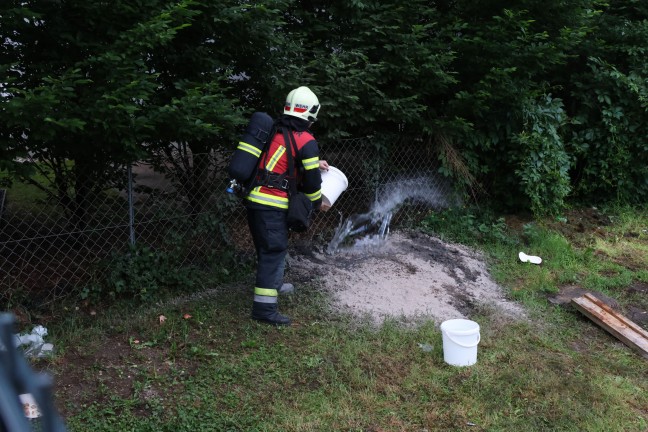 Kleinbrand auf einem Grundstück durch Reste eines Grillfestes in Wels-Lichtenegg