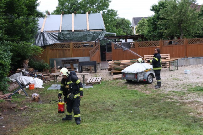 Kleinbrand auf einem Grundstück durch Reste eines Grillfestes in Wels-Lichtenegg