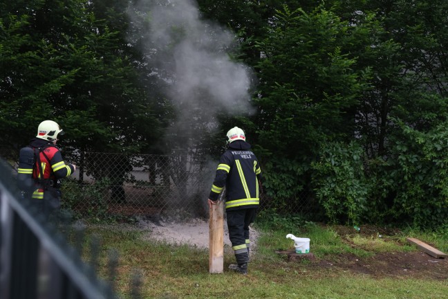 Kleinbrand auf einem Grundstück durch Reste eines Grillfestes in Wels-Lichtenegg