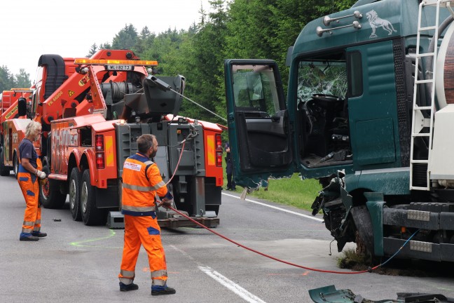 Tödliche Kollision zwischen Kleintransporter und LKW auf Voralpenstraße bei Sierning