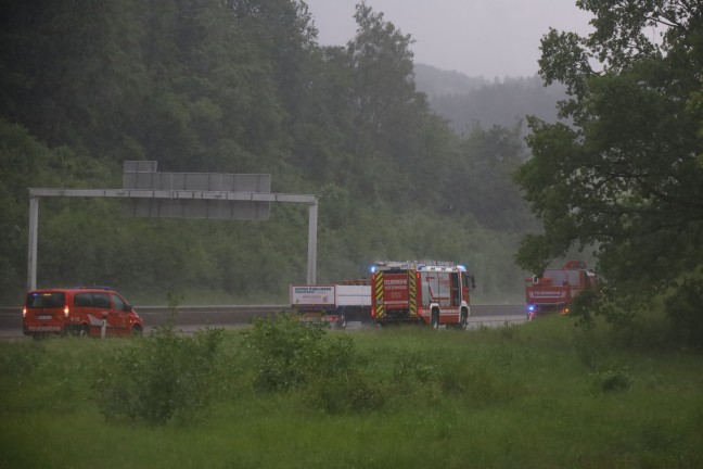 Crash während heftigem Gewitter: Verkehrsunfall auf Westautobahn bei Regau endet glimpflich