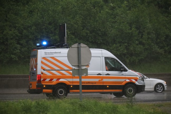 Crash während heftigem Gewitter: Verkehrsunfall auf Westautobahn bei Regau endet glimpflich