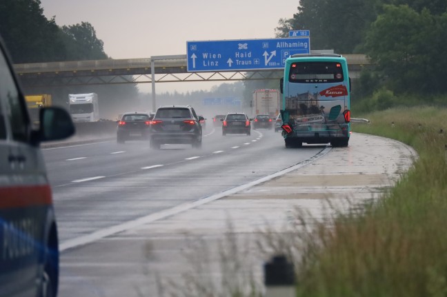 Unfall zwischen Reisebus und PKW auf Westautobahn bei Eggendorf im Traunkreis fordert zwei Verletzte