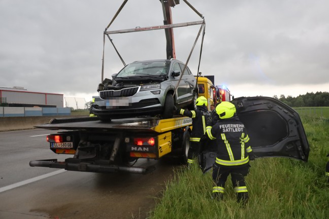 Unfall zwischen Reisebus und PKW auf Westautobahn bei Eggendorf im Traunkreis fordert zwei Verletzte